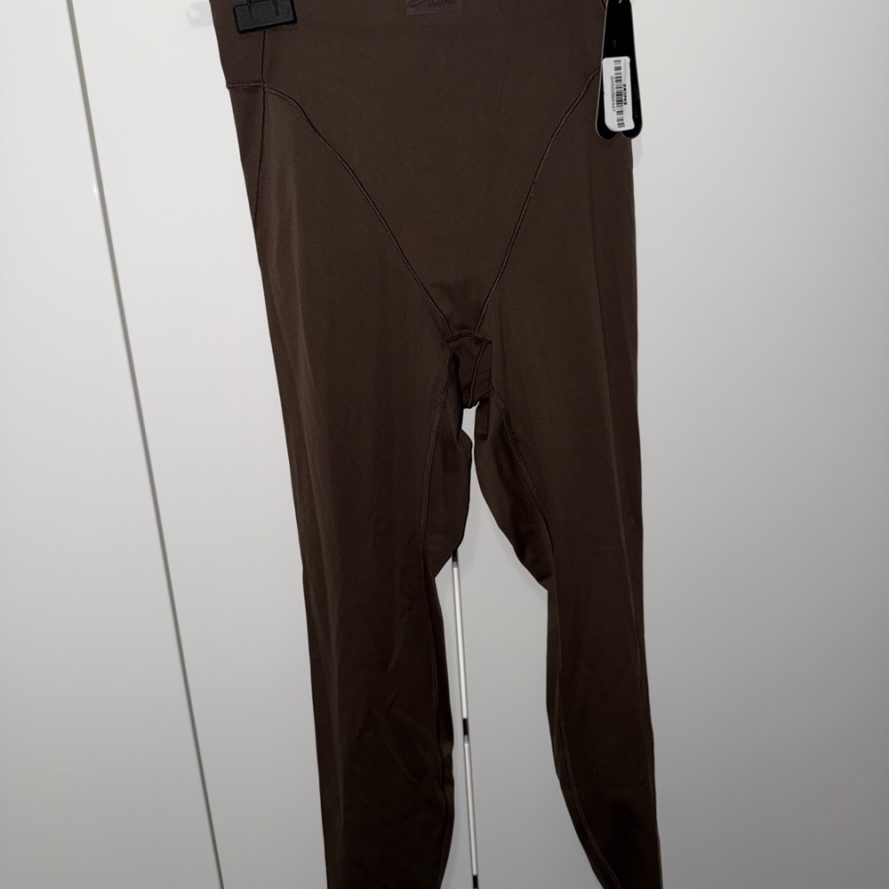 SKIMS matte v panel legging 26 inch - Picture 3 of 5